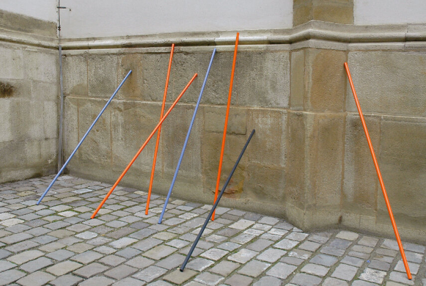 Simon Wachsmuth, take it or leave it !, 2008, 25 wood bars, Jakubské náměstí